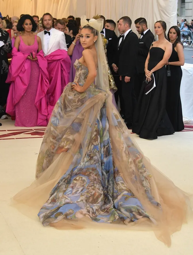 Gaun Ariana Grande terinspirasi dari master piece Michelangelo. ©  AFP