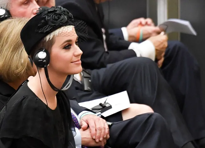 Kesempatan ini Katy Perry berpakaian konservatif demi menghormati gereja dan Paus. (Cr: AFP)