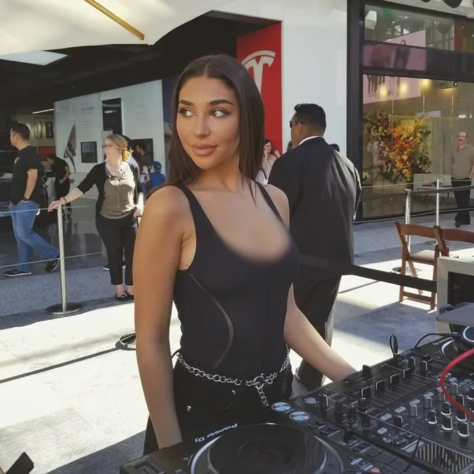 Chantel kini merambah profesi DJ, tentu tetap dengan pakaian seksi. © instagram.com/chanteljeffries