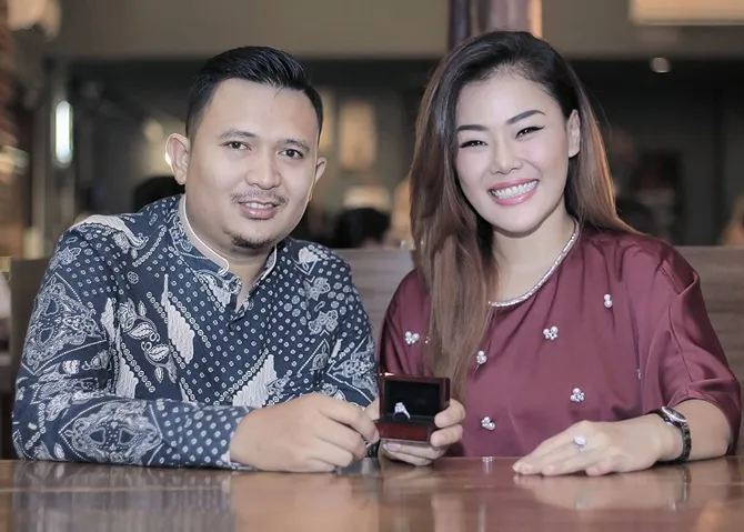 Chef Aiko dan Saugi Balsaf saat pertunangan. (instagram.com/saigibalsaf67)