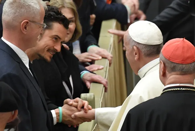 Orlando Bloom mendapat kesempatan untuk bersalaman dengan sang Paus. (Cr: AFP)