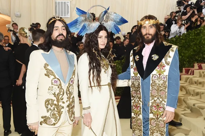 Para seleb yang disponsori Gucci pada MET Gala tahun ini. (ki-ka: Alessandro Michele, Lana del Rey, Jared Let.) © AFP