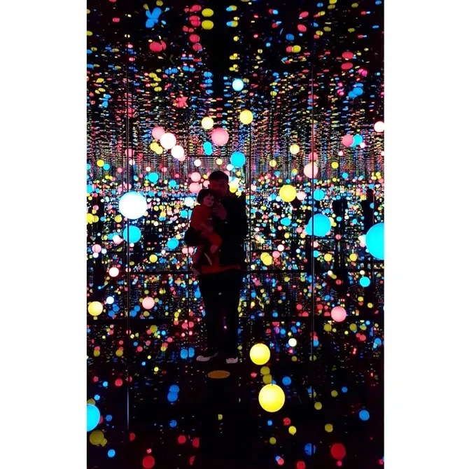 Can you spot them? Rio dan Sal di infinity room. © Instagram.com/riodewanto