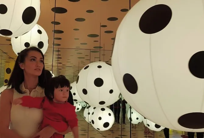 Si kecil Salma tampaknya sudah pandai berpose layaknya sang mama. © Instagram.com/atiqahhasiholan