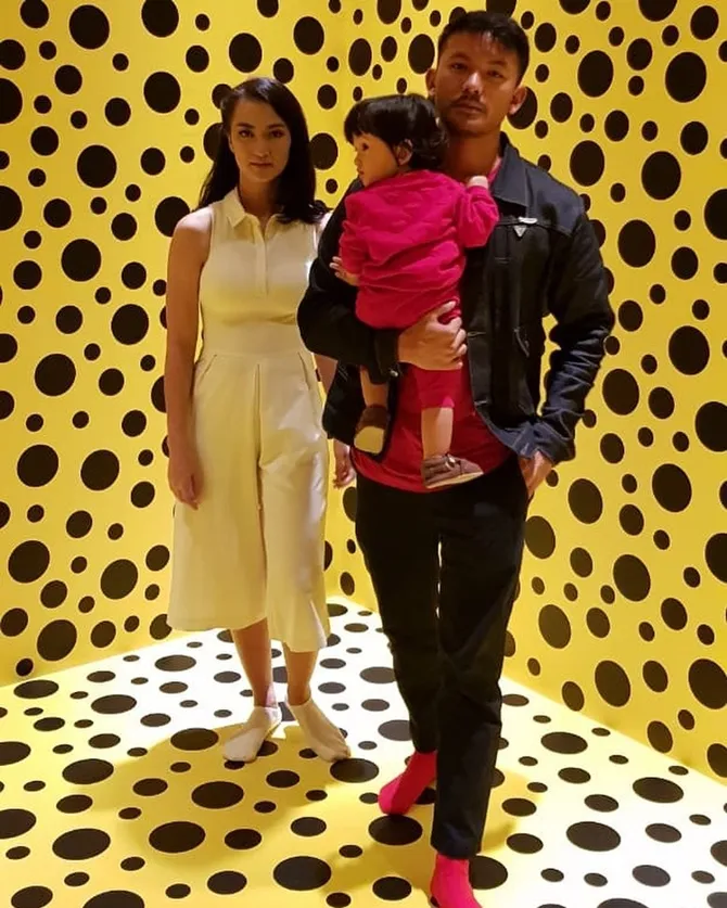 Atiqah, Rio, dan Sal saat mengunjungi Museum Macan. © Instagram.com/Atiqahhasiholan