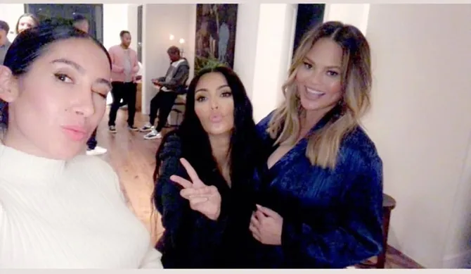 Selfie imut dibalik perbincangan politik? Kenapa tidak? (Cr: Instagram.com/chrissyteigen)