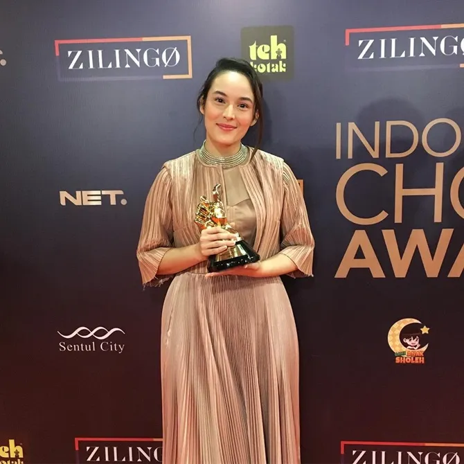 Chelsea Islan kembali bawa pulang piala best actress 2018. (Cr: instagram.com/chelseaislan)