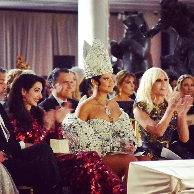 Para anggota komite kehormatan tahun ini. (ki-ka: Amal Clooney, Rihanna, dan Donatella Versace) © instagram.com/DOnatella Versace)