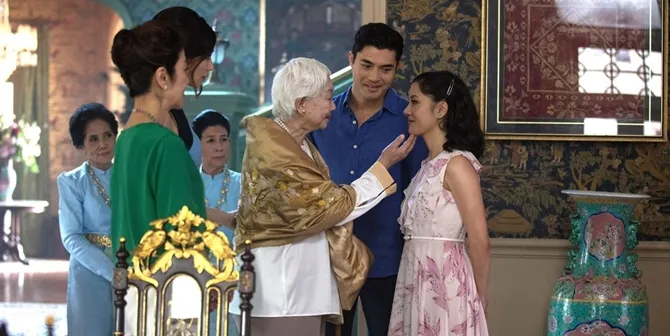Momen menegangkan saat Rachel bertemu nenek super kaya Nick. © Warner Bros Studio