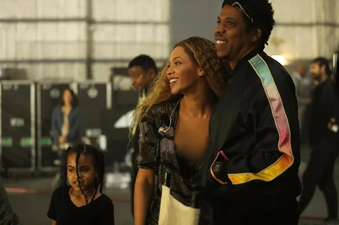 Blue Ivy dan Jay Z datang mendukung penampilan Beyonce. © twitter.com/Bey___Legion