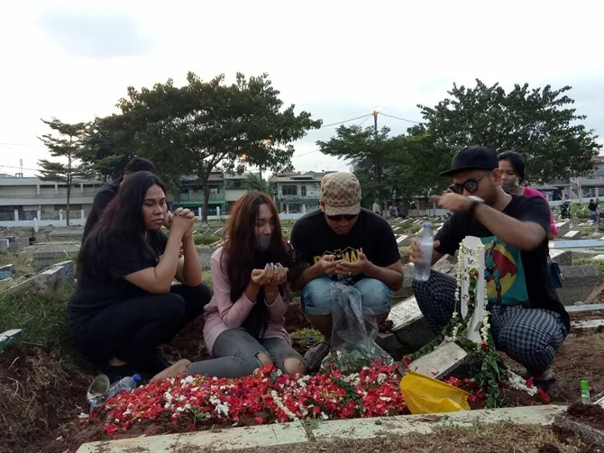 Suasana haru pemakaman ibunda Lucinta Luna. (Cr: KapanLagi.com/Nuzulur Rahma)