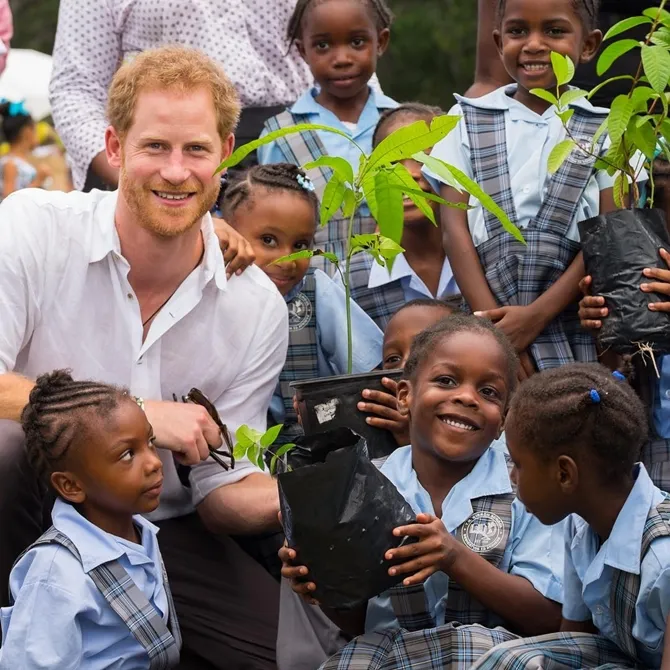 Pangeran Harry dalam kegiatan sosial bersama anak-anak Afrika. © Instagram.com/KensingtonRoyal