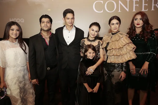 Sarwendah bersama cast KEMBANG KANTIL. (Cr: KapanLagi.com/Akrom Sukarya)