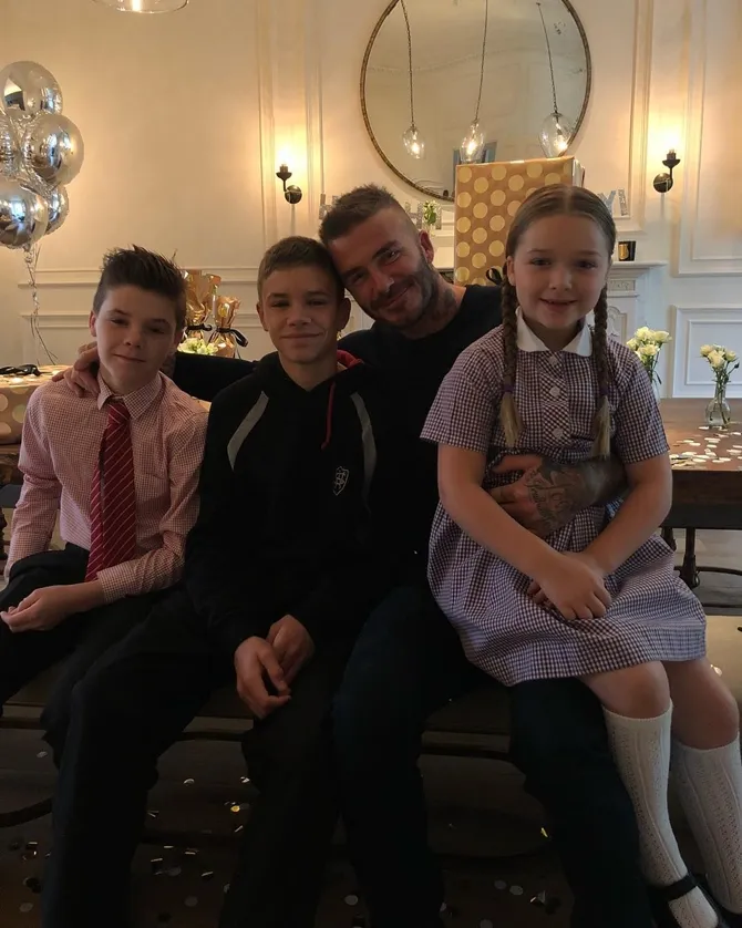 Siapa sangka Ayah empat anak ini sudah 43 tahun? (Cr: instagram.com/victoriabeckham)