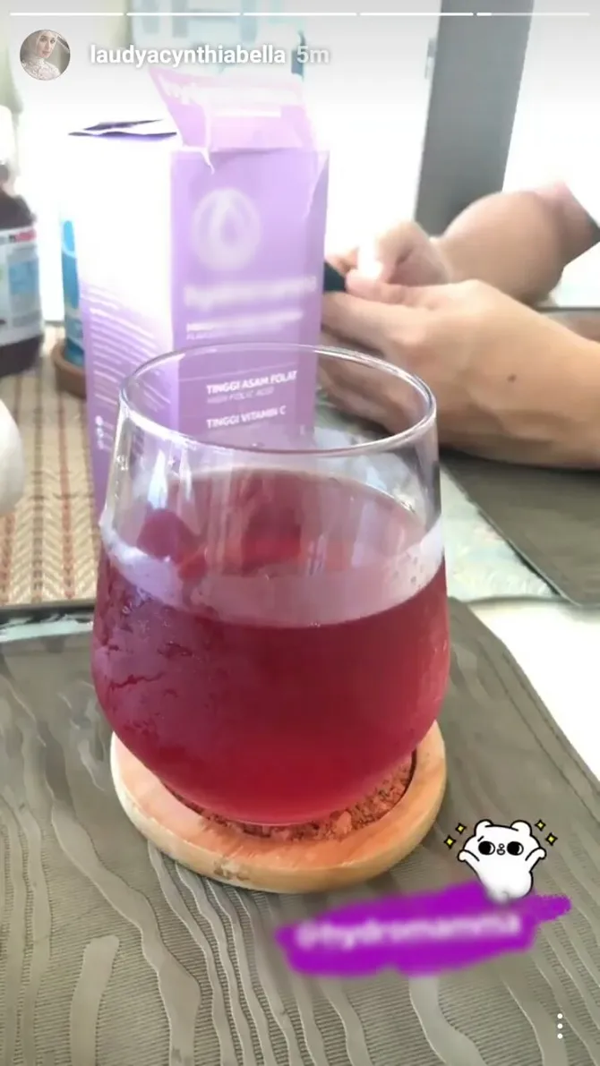 Kira-kira ini foto endorse atau tanda kehamilan Bella ya? © Instagram.com/LaudyaCynthiaBella