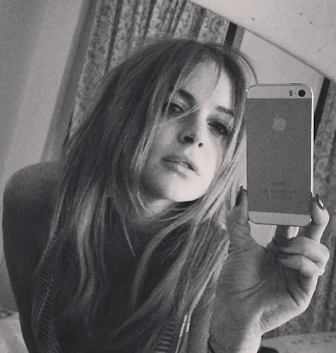 Tampak kelelahan, Lindsay masih sempat berfoto selfie @ instagram.com/lindsaylohan