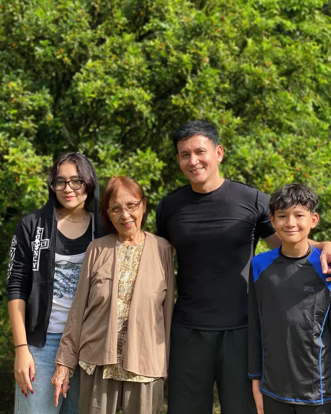 Potret Marcelino Lefrandt bersama ibu dan kedua anaknya (Sumber: Instagram/@marcelinolefrandt)