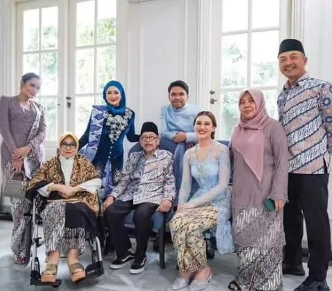 Potret keluarga besar Reza Artamevia di acara lamaran Thariq dan Aaliyah (Sumber: Instagram/@rezaartameviaofficial)