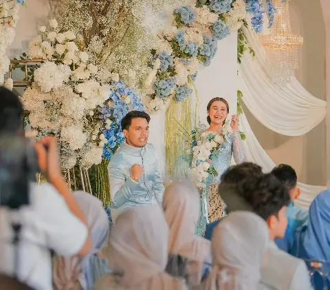Potret keluarga besar Reza Artamevia di acara lamaran Thariq dan Aaliyah (Sumber: Instagram/@rezaartameviaofficial)