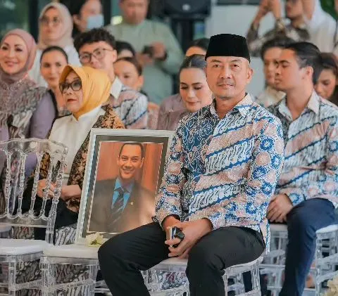 Potret keluarga besar Reza Artamevia di acara lamaran Thariq dan Aaliyah (Sumber: Instagram/@rezaartameviaofficial)