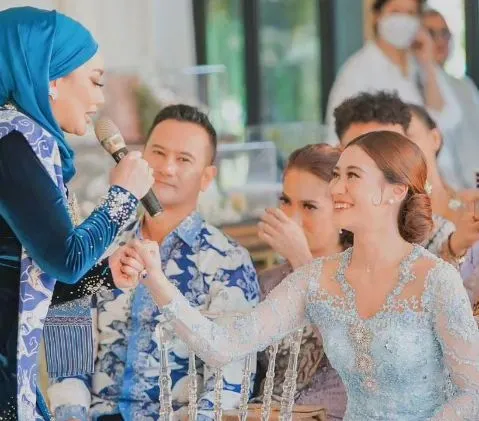 Potret keluarga besar Reza Artamevia di acara lamaran Thariq dan Aaliyah (Sumber: Instagram/@rezaartameviaofficial)