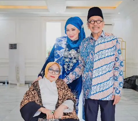 Potret keluarga besar Reza Artamevia di acara lamaran Thariq dan Aaliyah (Sumber: Instagram/@rezaartameviaofficial)