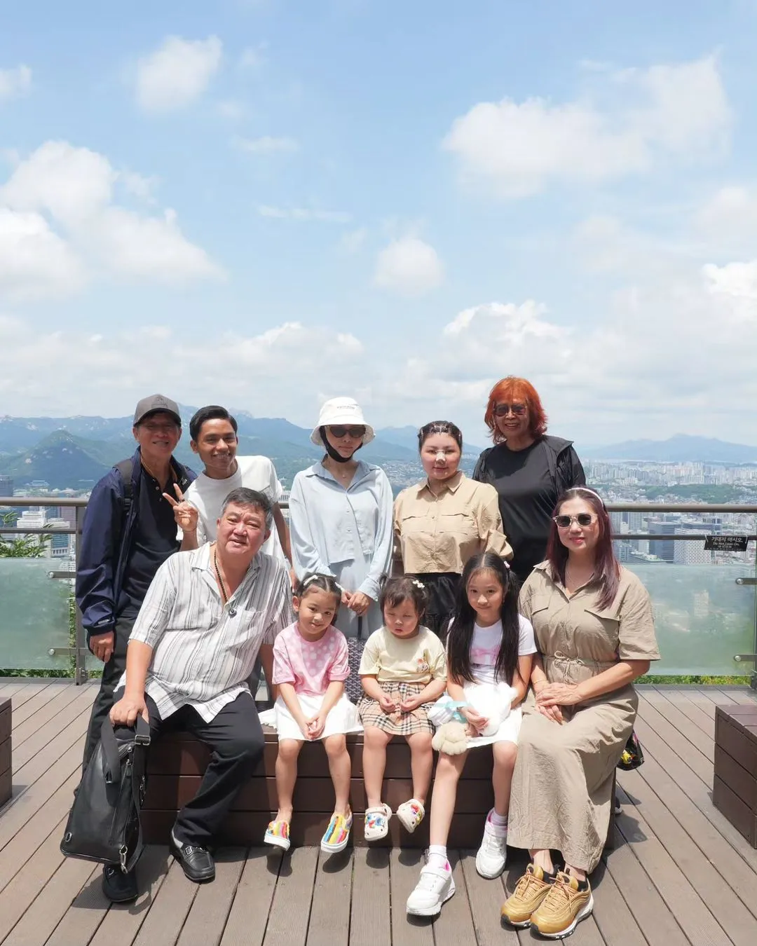 Potret Sarwendah liburan bersama keluarga ke Korea dengan wajah pasca operasi (Sumber: Instagram/@sarwendah29)