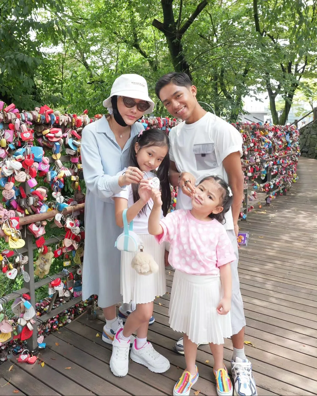 Potret Sarwendah liburan bersama keluarga ke Korea dengan wajah pasca operasi (Sumber: Instagram/@sarwendah29)