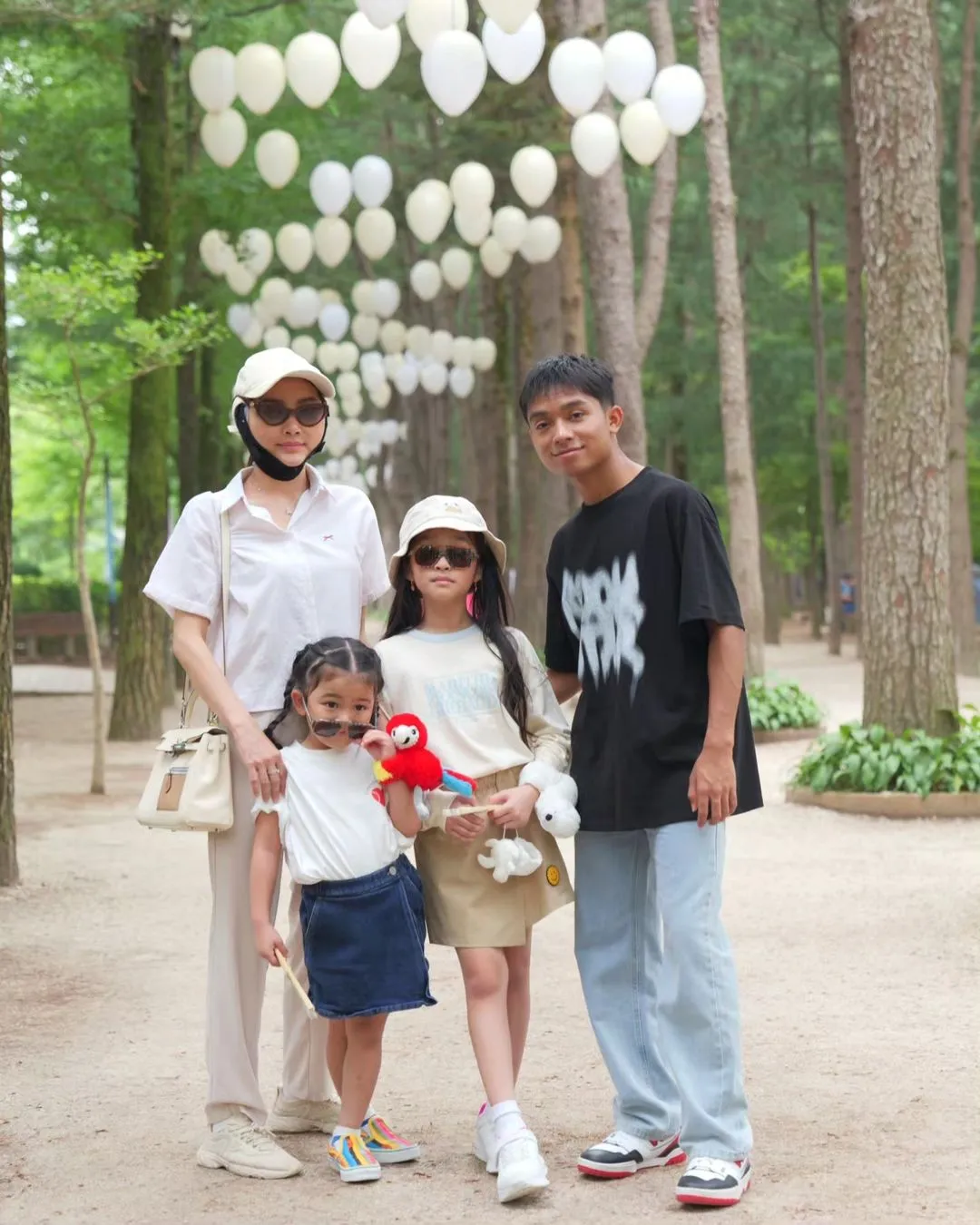 Potret Sarwendah liburan bersama keluarga ke Korea dengan wajah pasca operasi (Sumber: Instagram/@sarwendah29)