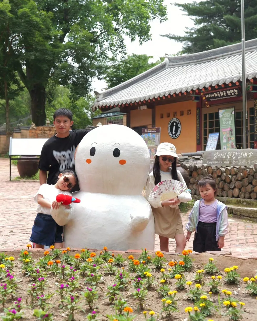 Potret Sarwendah liburan bersama keluarga ke Korea dengan wajah pasca operasi (Sumber: Instagram/@sarwendah29)