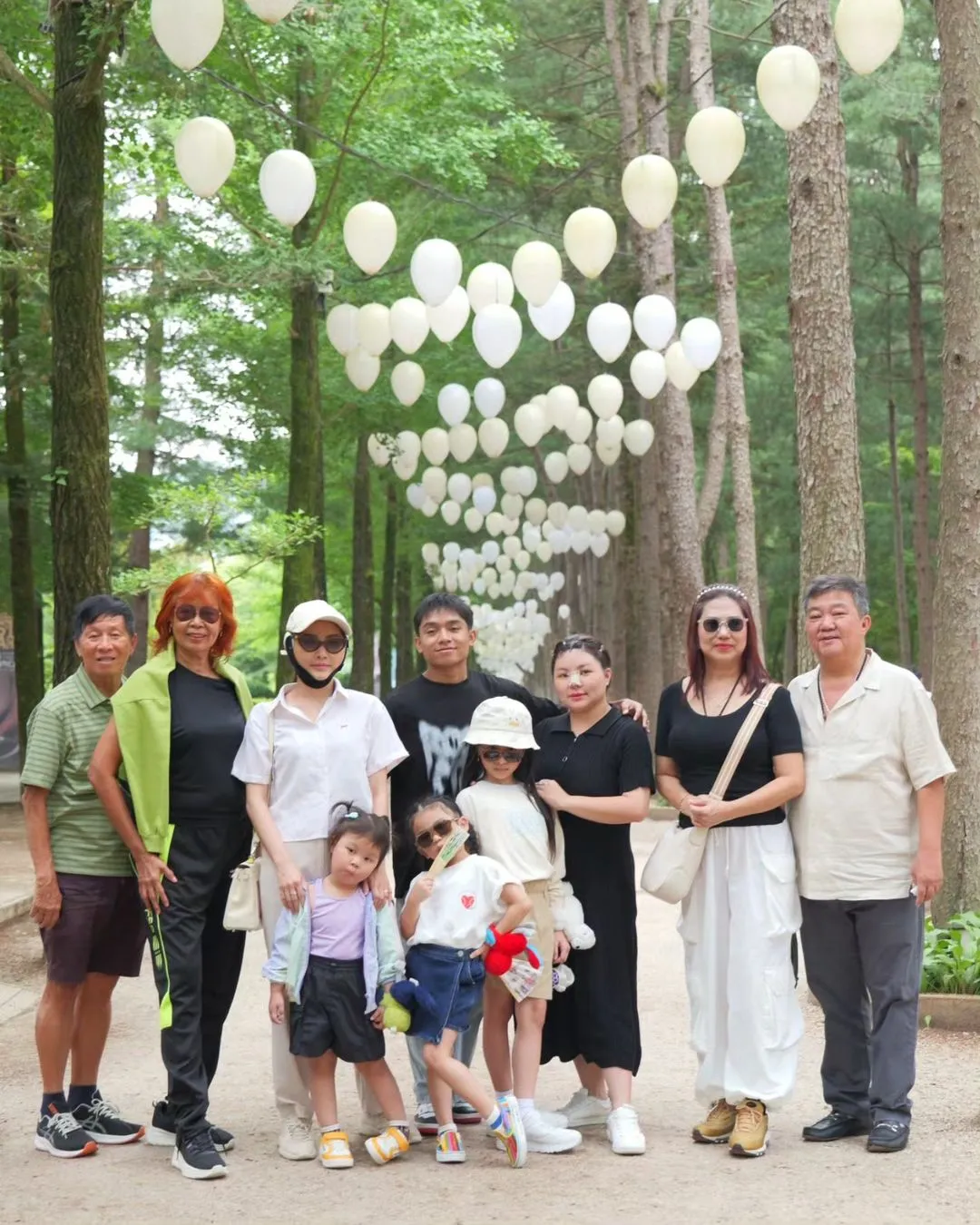 Potret Sarwendah liburan bersama keluarga ke Korea dengan wajah pasca operasi (Sumber: Instagram/@sarwendah29)