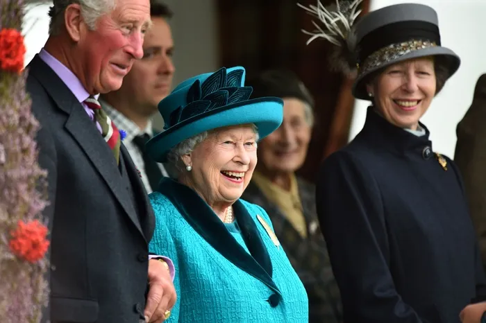 Jarang terlihat tersenyum, kali ini Ratu Elizabeth terkekeh lepas. (AFP)