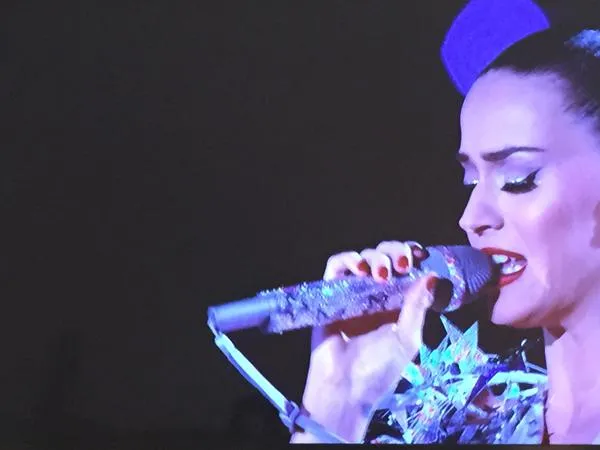 Closeup riasana mata kucing Katy Pery yang berkilau/©twitter.com/instyle