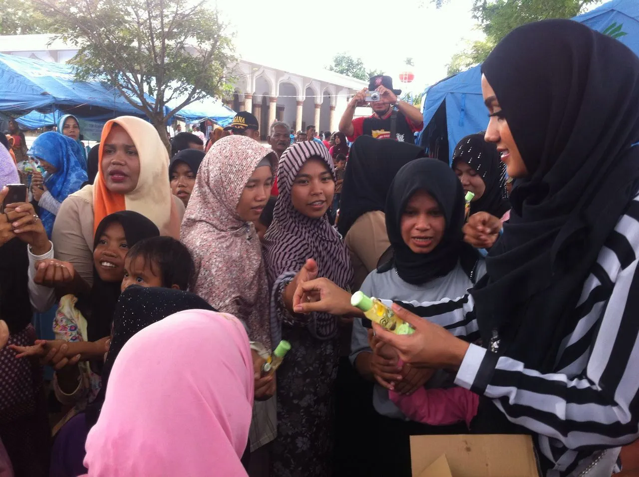 Intan salurkan bantuan untuk korban Aceh © KapanLagi.com®/Nuzulur Rakhmah