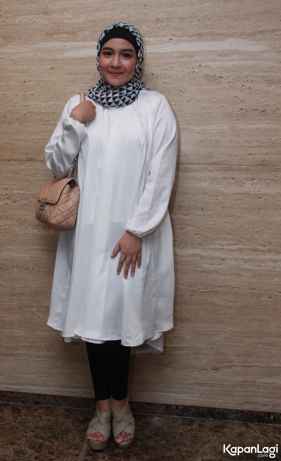 Intan Nuraini berhijab, sang ayah menangis © KapanLagi.com®/Muhammad Akrom Sukarya