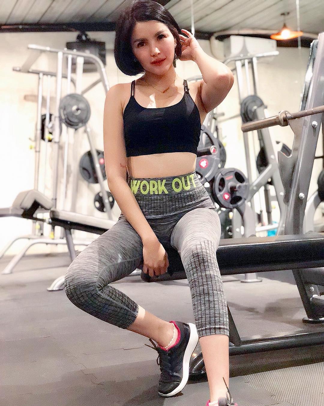 1. Feed Instagram Dipenuhi Foto Seksi 