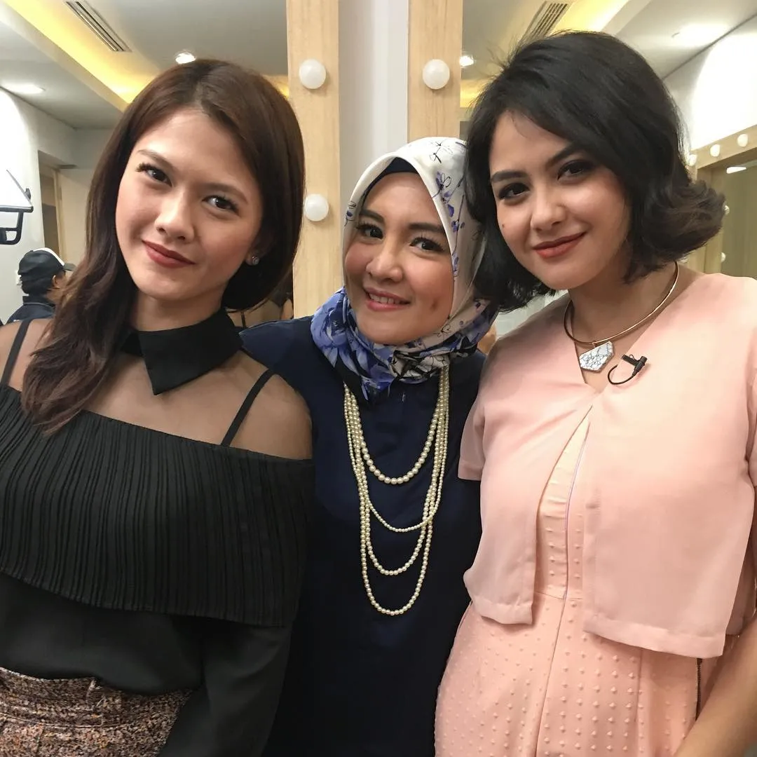 Intan (tengah) dan Reva (kanan) sudah bersahabat sejak SMA © Instagram/intan_nuraini23