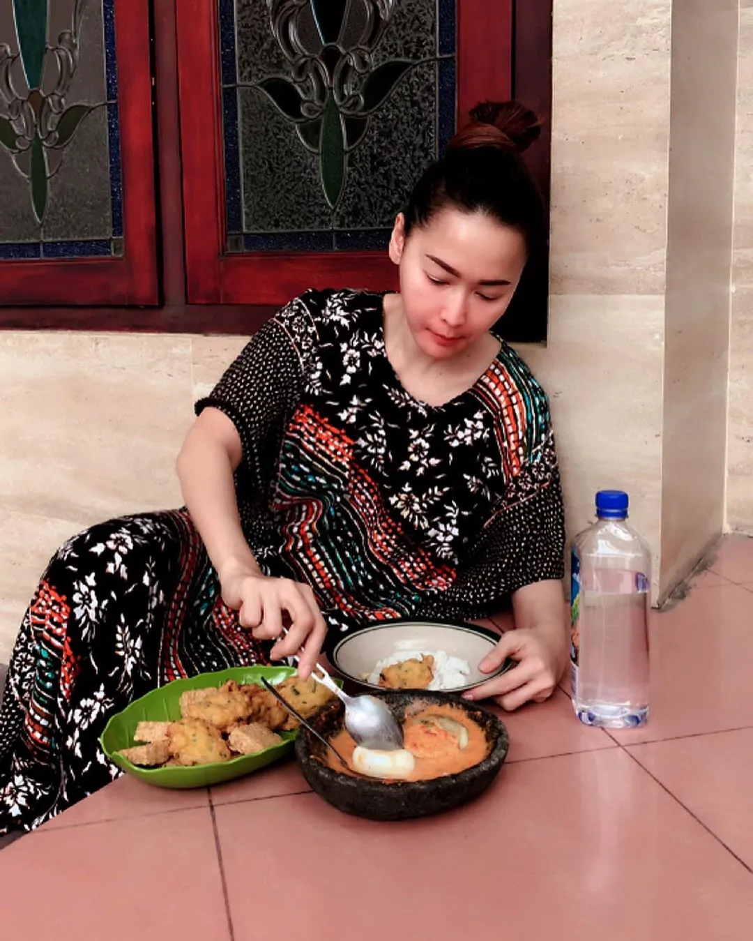 Inul Daratista tak segan duduk di lantai credit: instagram.com/inul.d