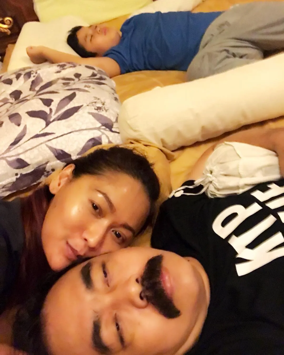 Inul Daratista nyaman dengan gaya tidur keluarganya yang suka-suka ini. © Instagram.com/inul.d