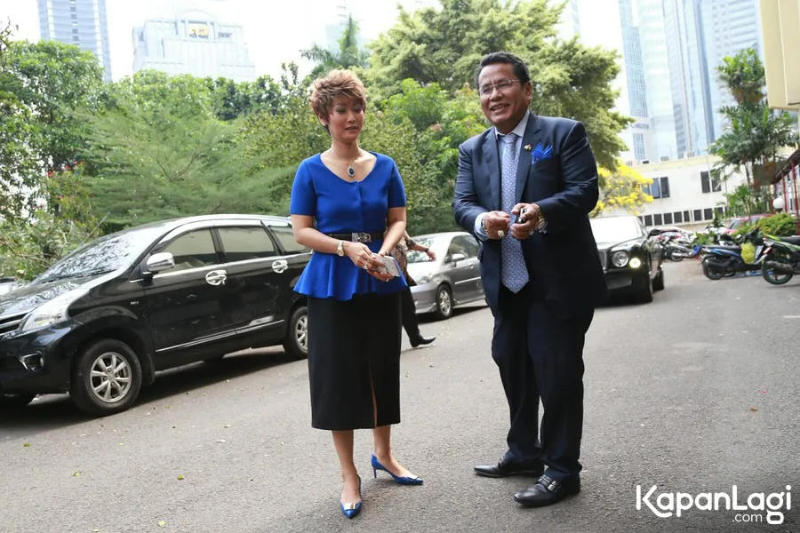 Inul dan Hotman saat mendatangi Polda Metro Jaya © KapanLagi.com®/Agus Apriyanto