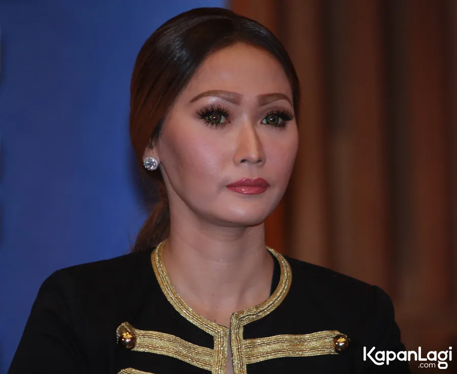 Inul menangis saat kunjungi Ipul di dalam sel/©KapanLagi.com®/M. Akrom Sukarya