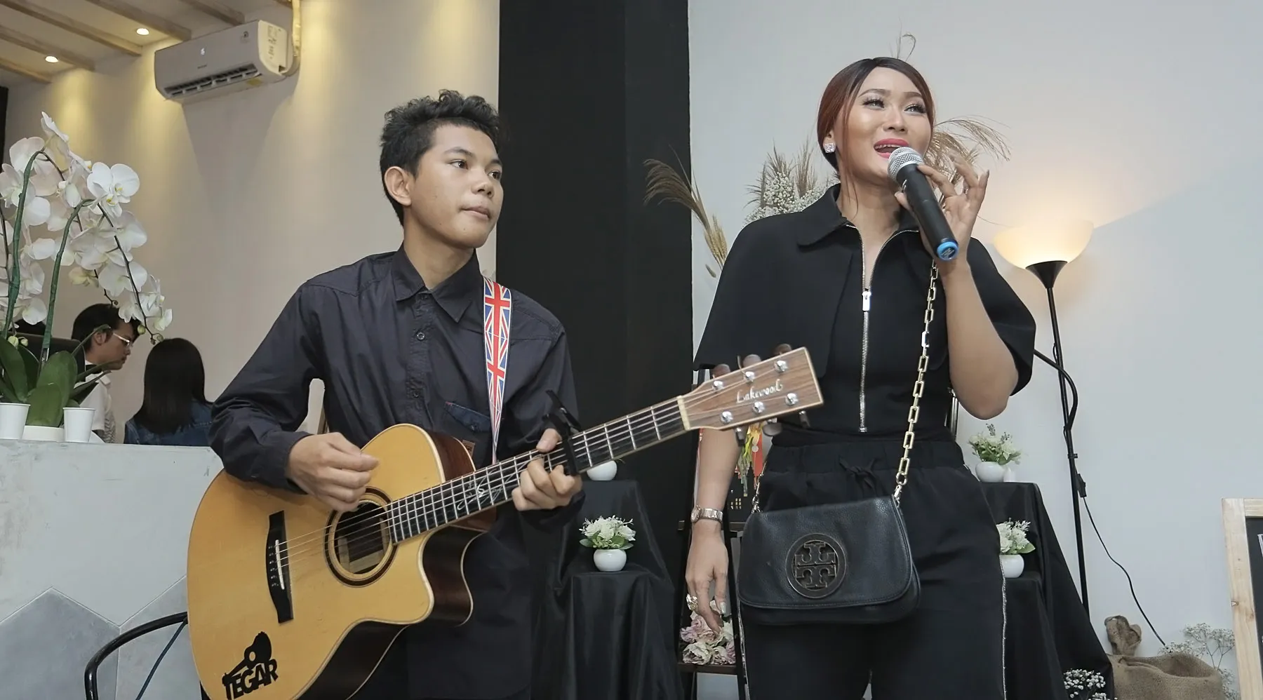 Penampilan Inul Daratista saat membawakan sebuah lagu di acara keponakannya. (credit: KLY KapanLagi Youniverse/Bambang E Ros)