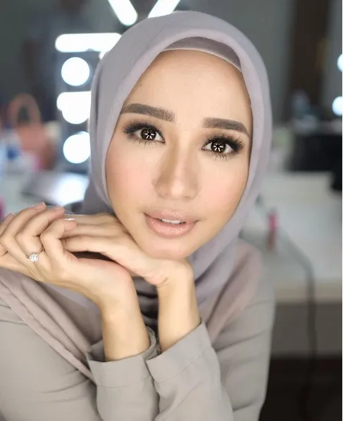 Laudya Cynthia Bella makin cantik dengan polesan make-up karya MUA tanah air. /©instagram.com/andychunmakeup