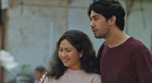 Rara (Jessica Milla) and Dika (Reza Rahadian) in the film IMPERFECT