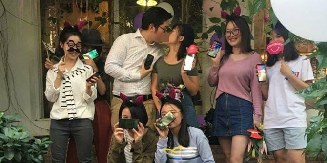 Para saksi yang merupakan teman dan kerabat Lee juga kecipratan rasa bahagia akibat menerima iPhone X secara gratis. © Viral4Real