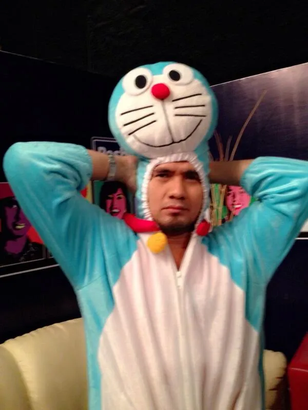 Ipul dalam balutan kostum Doraemon.