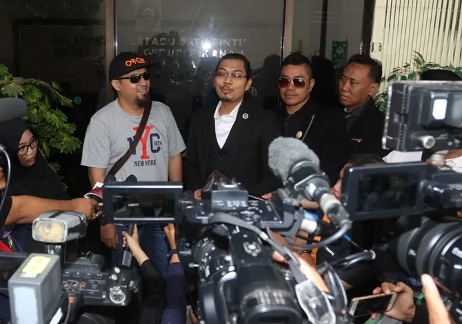 Kuasa hukum Saipul Jamil, Deddy DJ, dan kakak Saipul Jamil memperjuangkan kebebasan Saipul Jamil © KapanLagi.com/Bayu Herdianto