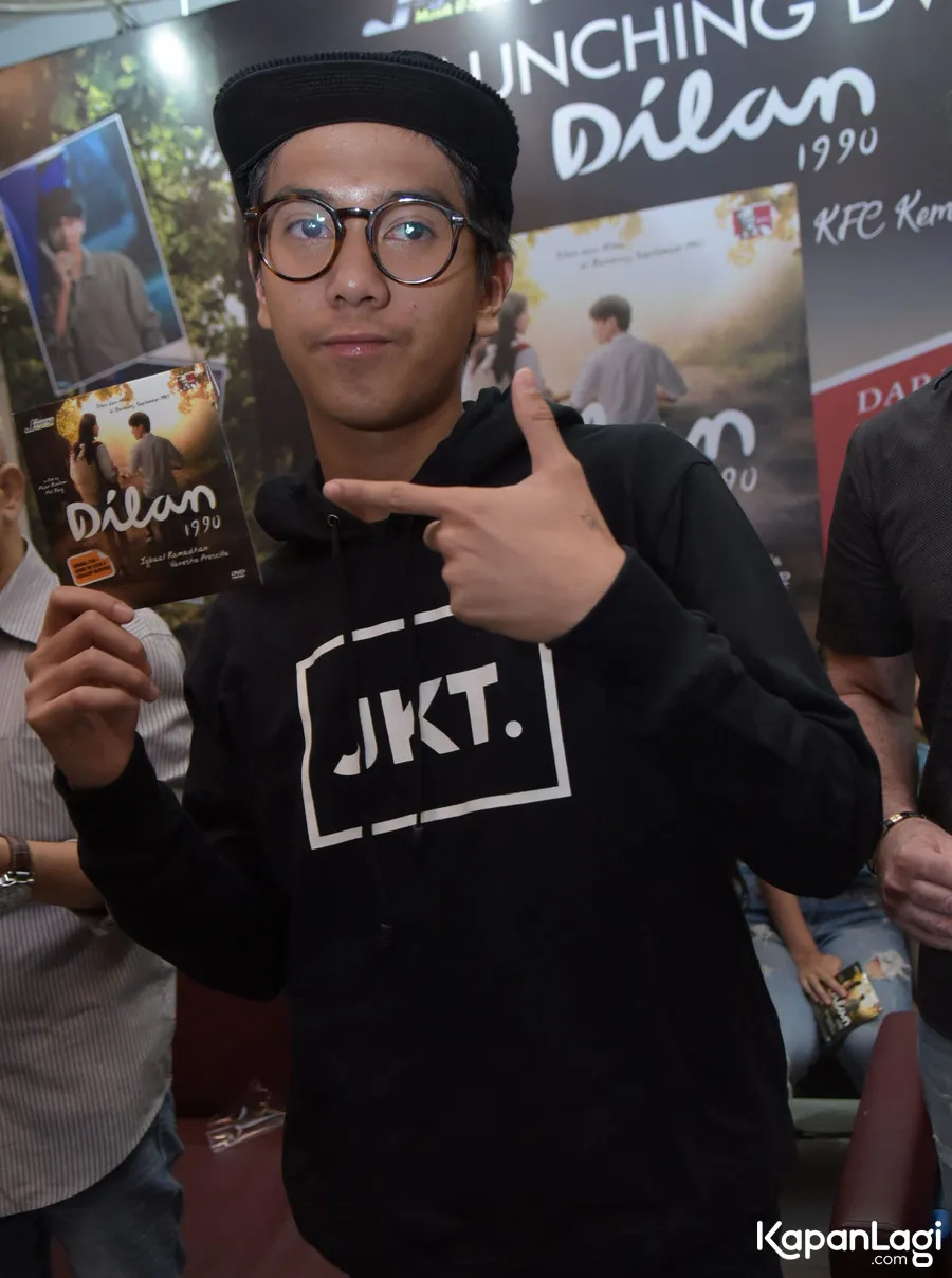 Iqbaal dan DVD film 'DILAN 1990' © KapanLagi.com®/Muhammad Akrom Sukarya