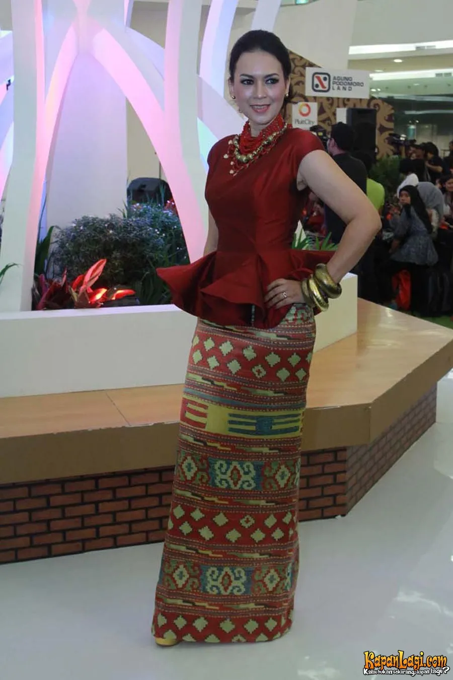 Ira Wibowo saat mengikuti fashion show