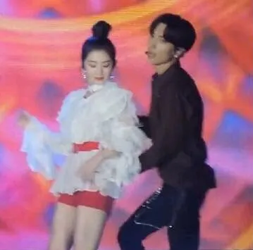 Irene dan Leeteuk saat ngedance Lo Siento © Istimewa